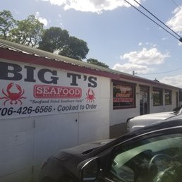 Store front packed with cars waiting for Takeout orders