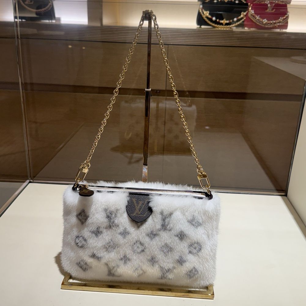Louis Vuitton Honolulu Ala Moana Center - Accessories Near Me - Honolulu, Hawaii