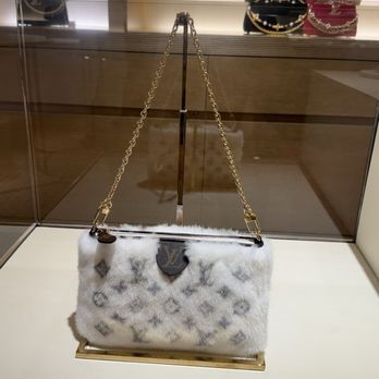 Louis Vuitton Honolulu Ala Moana Center - Accessories Near Me - Honolulu, Hawaii