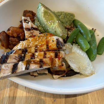 True Food Kitchen - Ancient grains bowl with chicken - Vegetarian Near Me - Pasadena, California True Food Kitchen - Ancient grains bowl with chicken - Vegetarian Near Me - Pasadena, California