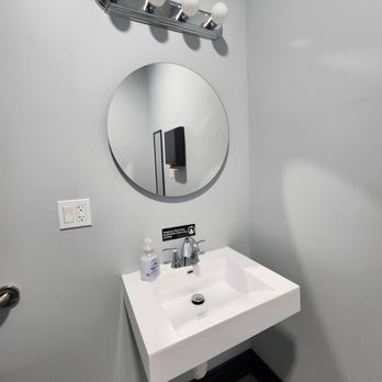 Alexander’s Restaurant - a sink and mirror - Breakfast & Brunch Near Me - Chicago, Illinois