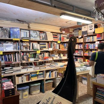 Libreria Acqua Alta - Bookstores Near Me - Venezia, VE