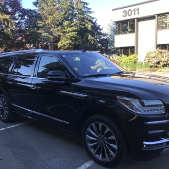 KJ Limousine Services - 2018 Lincoln Navigator right - Limos Near Me - Richmond, British Columbia