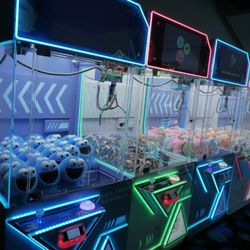 Les Trois Monkeys - Claw machines located at Les Trois Monkeys downtown Montreal