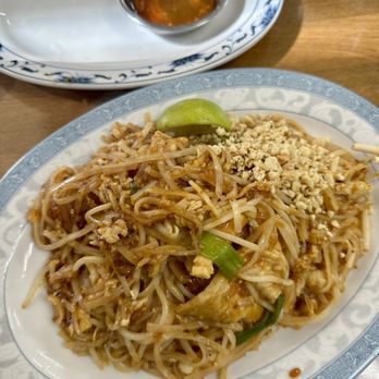 Bua 9 Thai Cuisine - Pad Thai with chicken - Thai Near Me - Seattle, Washington