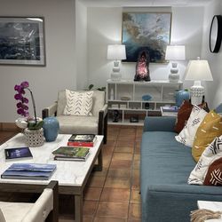 Hands on Relaxing - Comfy waiting area