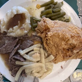 Wittmond Hotel Restaurant - Fried chicken and roast beef. Green beans, mashed potato and gravy, noodles. - German Near Me - Brussels, Illinois Wittmond Hotel Restaurant - Fried chicken and roast beef. Green beans, mashed potato and gravy, noodles. - German Near Me - Brussels, Illinois