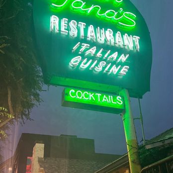 Dan Tana's - Outside - Italian Near Me - West Hollywood, California