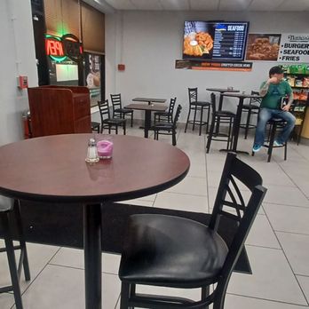 Chicken Tonight - a restaurant with tables and chairs - Seafood Near Me - Lindenhurst, New York