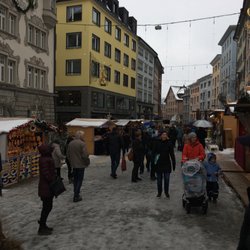 Weihnachtsmarkt - Hier geht's die Straße herunter