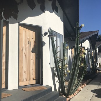 Alamo Motel - Front door with nice cactus - Hotels Near Me - Los Alamos, California
