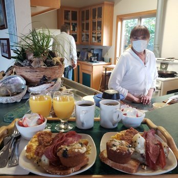 Turtle Rocks Oceanfront Inn - WOW the breakfast! So good and there's Roger and Francine in the kitchen. Best people! - Hotels Near Me - Trinidad, California