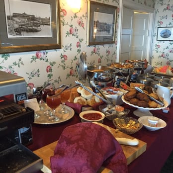 The 1661 Resort - Besides the Buffet, they will make you an omelette, scrambled or fried eggs.  Mimosas, juices & coffee. Excellent. - Hotels Near Me - Block Island, Rhode Island
