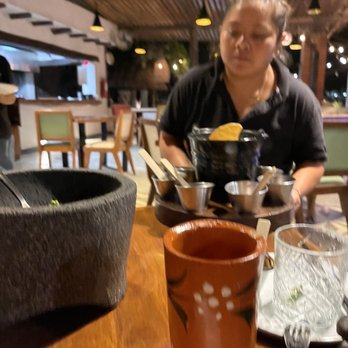 La Chula - Leticia, asistencia excelente sirviendo nuestra mesa. - Mexican Near Me - Tulum, ROO