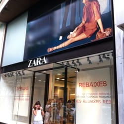 Zara - Vista de la fachada en REBAJAS