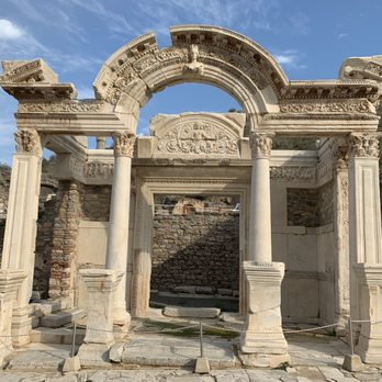 Hadrian Tapınağı - Hadrian's Temple - Landmarks & Historical Buildings Near Me - İzmir, 35