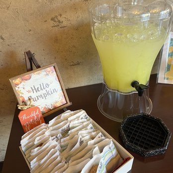Hampton Inn & Suites Paso Robles - Welcome Cookies and drinks. - Hotels Near Me - Paso Robles, California