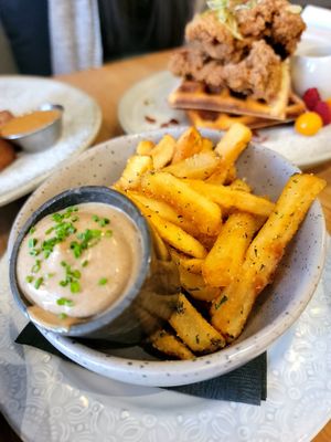 ēst Restaurant by null