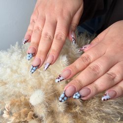 Salon-grade UV gel formula for chip-free, weeks-long glossy wear, custom hand-drawn brown & frosty blue spotted detailing.