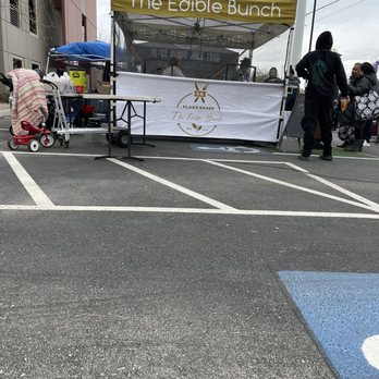 The Edible Bunch - a table with food on it in a parking lot - Vegan Near Me The Edible Bunch - a table with food on it in a parking lot - Vegan Near Me