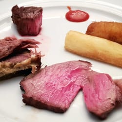 Barbacoa - Baby beef (sullo sfondo), biancostato di manzo (sx) scamone, patatina e banana fritta