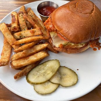 Southern Yankee Crafthouse - Buffalo chicken sandwich - Cocktail Bars Near Me - Houston, Texas Southern Yankee Crafthouse - Buffalo chicken sandwich - Cocktail Bars Near Me - Houston, Texas