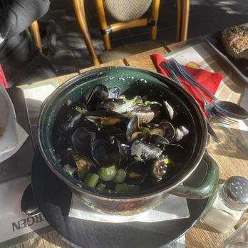 Le Bistro - Mussels - Brasseries Near Me - Brussels, BRU Le Bistro - Mussels - Brasseries Near Me - Brussels, BRU