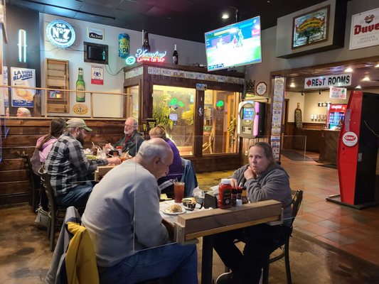 WINKING LIZARD TAVERN - Updated June 2024 - 100 Photos & 131 Reviews