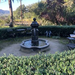 Scarlett's Vacation Rental - Fountain in the courtyard