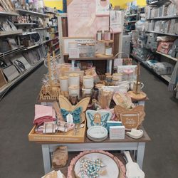 Dollar General - Dolly merch