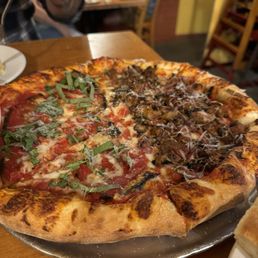 1/2 giovanni, 1/2 pizza of the week (sausage, mushroom, hot oil)