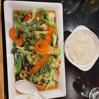 Cafe Chinois - Mixed vegetables in garlic sauce - Asian Fusion Near Me - Wilmington, North Carolina