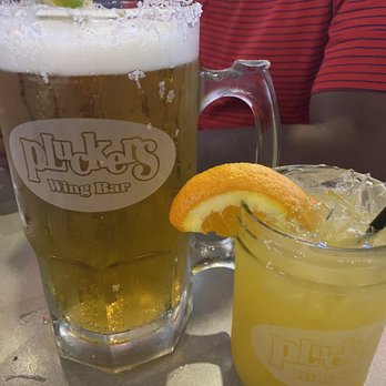 Pluckers Wing Bar - Grapevine - Tall Dos X and a Texas Crush - Chicken Wings Near Me - Grapevine, Texas