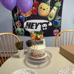 Vanilla cake with vanilla buttercream frosting