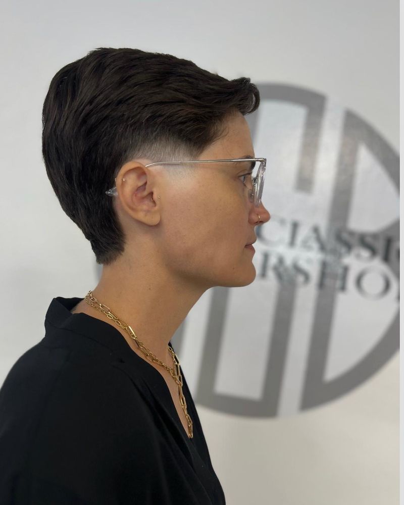 Roots Classic Barbershop  Logo