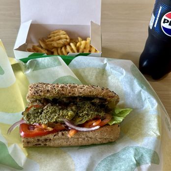 Subway - Sandwich mit Beilagen - Fast Food Near Me - Bietigheim-Bissingen, BW Subway - Sandwich mit Beilagen - Fast Food Near Me - Bietigheim-Bissingen, BW