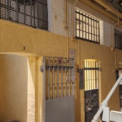 大館 - Old prison cell units