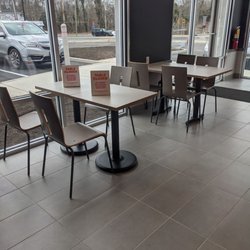 Dunkin' - Indoor seating