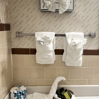 Ruby Inn-Magnuson - Bathroom details (really appreciate the swan towels and tissue box bow) - Hotels Near Me - Bridgeport, California