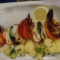 Restaurante A Fateixa - Seafood Spies mit Garnelen und Tintenfisch, als Beilage Kartoffeln