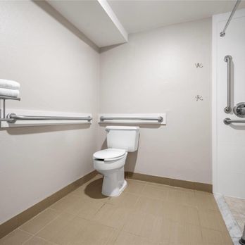 Days Inn by Wyndham Murphy - Guest room bath - Hotels Near Me - Murphy, North Carolina