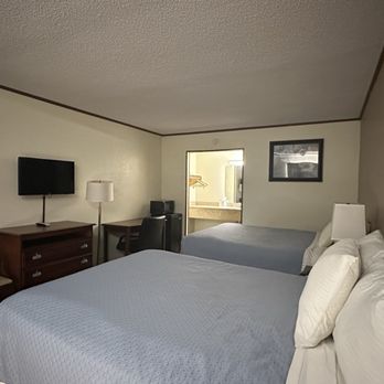 Carolina Lodge - Max Occupancy: 4

Microwave And Refrigerator
Wi-Fi
TV Provider - Direct TV - Hotels Near Me - Hampton, South Carolina