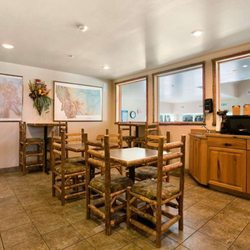 Microtel Inn & Suites by Wyndham Bozeman - Breakfast Area