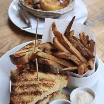 The Dearborn - Soft shelled crab sandwich and their bomb house ranch. 软壳蟹三文治和餐厅自作美乃滋酱。 - New American Near Me - Chicago, Illinois