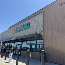 7-Eleven - Entrance