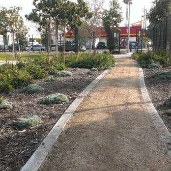 Tiara Street Park - Dirt path for walking or jogging. - Parks Near Me - Los Angeles, California Tiara Street Park - Dirt path for walking or jogging. - Parks Near Me - Los Angeles, California