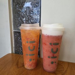 Sumo berry iced tea and cheese strawberry smoothie Sumo berry iced tea and cheese strawberry smoothie