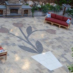 B & B Landscaping - Tulip inlay in a paver patio