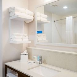 Hampton Inn Newport - Guest room bath