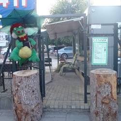 Budka z hot dogami na Dajworze - Wejście na teren budki.